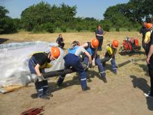 Jugendgruppe beim Löschangriff