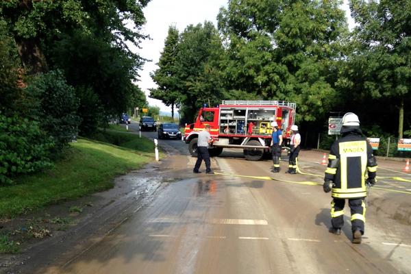 Einsatzkräfte bei Aufräumarbeiten