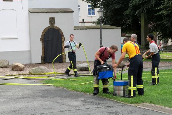Einsatzkräfte bei Aufräumarbeiten