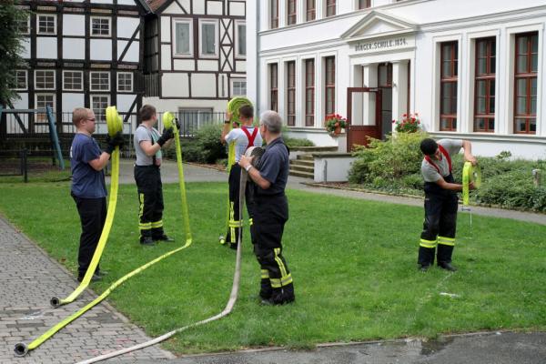 Einsatzkräfte bei Aufräumarbeiten